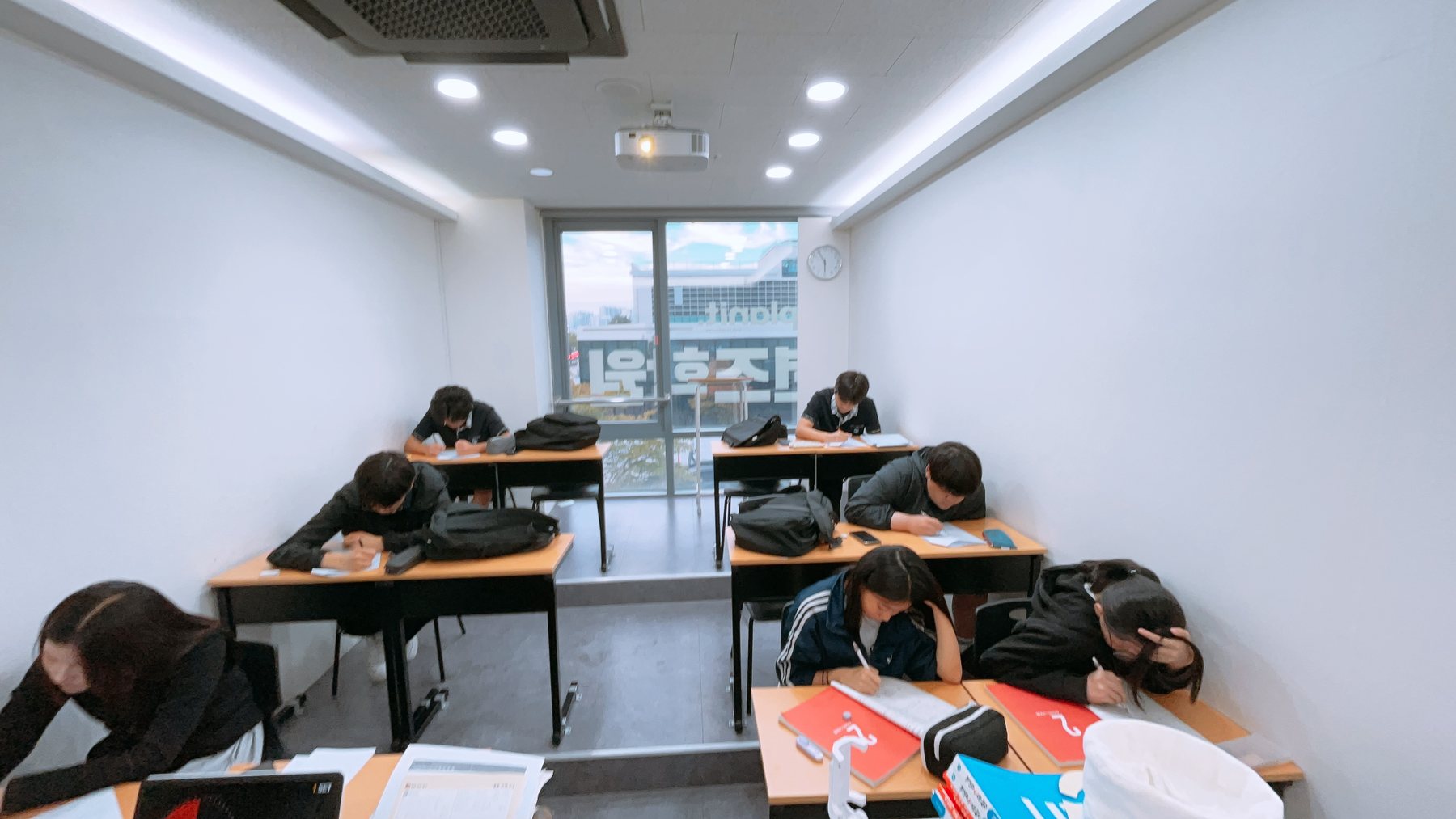 플래닛에듀케이션즈 학원에서 학생들이 집중해 공부하는 모습
